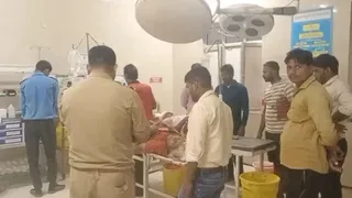 घायलों को बाहर निकालकर अस्पताल पहुंचाया।