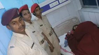 अनुमंडलीय अस्पताल में जच्चा बच्चा के साथ रेल पुलिस।
