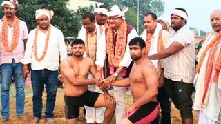पियरी में आयोजित भगवती कुश्ती दंगल के दौरान हाथ मिलाते पहलवान। स्त्रोत स्वयं