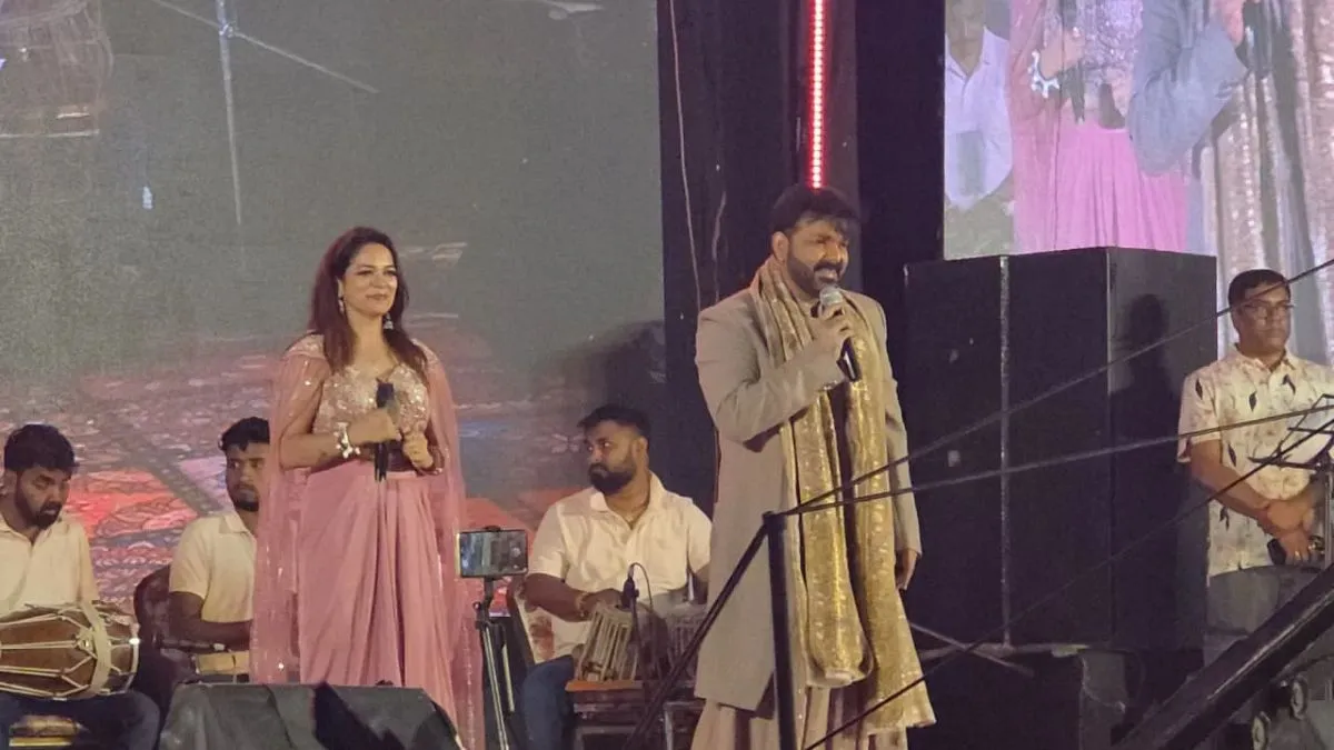 Pawan Singh Emotional on Akshara Singh at Munger klyanpur Durga Puja (1)