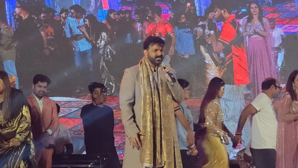 Pawan Singh Emotional on Akshara Singh at Munger klyanpur Durga Puja (2)