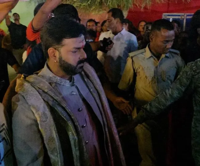 Pawan Singh Emotional on Akshara Singh at Munger klyanpur Durga Puja (3)