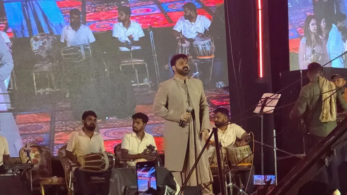 Pawan Singh Emotional on Akshara Singh at Munger klyanpur Durga Puja