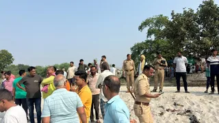 प्रयागराज के नवाबगंज में बके कुरेसर घाट पर गंगा में महिला व युवक के डूबने के बाद जुटी भीड़ व पुलिस। जागरण