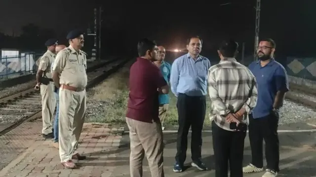 हावड़ा-मुंबई रेल ट्रैक पर आया 25 हाथियों का झुंड, रुकी रहीं ज्ञानेश्वरी और आजाद हिंद समेत दर्जनभर ट्रेनें
