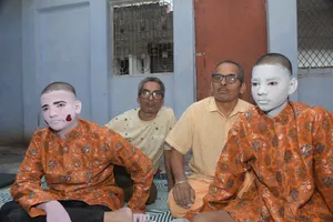प्रयागराज के पजावा रामलीला कमेटी की भोर की चौकी में श्रीराम-लक्ष्मण का पात्र निभाने वाले कलाकार। जागरण