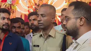छपरा के पूजा पंडाल का निरीक्षण करते डीएम वैभव श्रीवास्तव व एसएसपी रौशन कुमार। फोटो जागरण