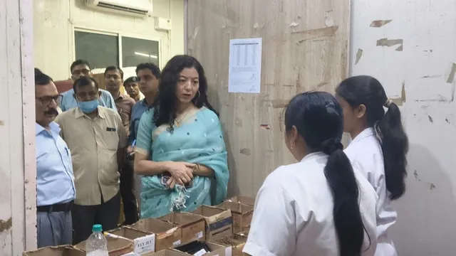 जहानाबाद सदर अस्पताल में DM का औचक निरीक्षण, 2 स्वास्थ्यकर्मी मिले गायब; सैलरी रोकने का निर्देश