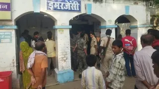 पिता की हत्या की घटना के बाद अस्पताल में जुटे ग्रामीण और पुलिसकर्मी।