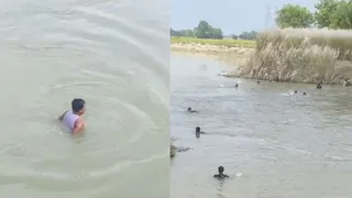 रेस्क्यू ऑपरेशन चलाती एनडीआरएफ की टीम और जुटी भीड़