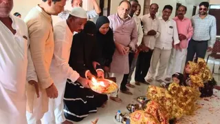 रामपुरा के डायमंड भवन में भाईचारा समिति के तत्वावधान में आयोजित कार्यक्रम में कन्या पूजन करते मुस्लिम समुदाय के लोग।
