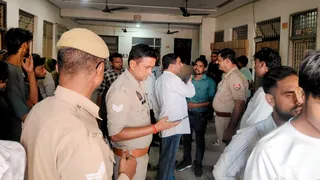 अस्पताल में मृतका के परिजनों से बातचीत करती पुलिस