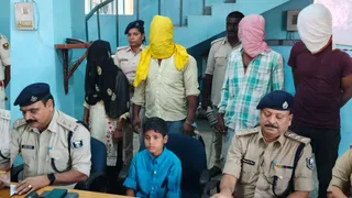 बरामद बच्चे के साथ एसपी राजेश कुमार, गिरफ्तार अपहरण कर्ता और अन्य पुलिस अधिकारी