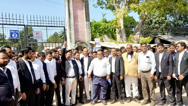 बस्ती में पुलिस के खिलाफ मोर्चा, नीरज चौधरी पर जानलेवा हमले को लेकर वकीलों का फूटा गुस्सा