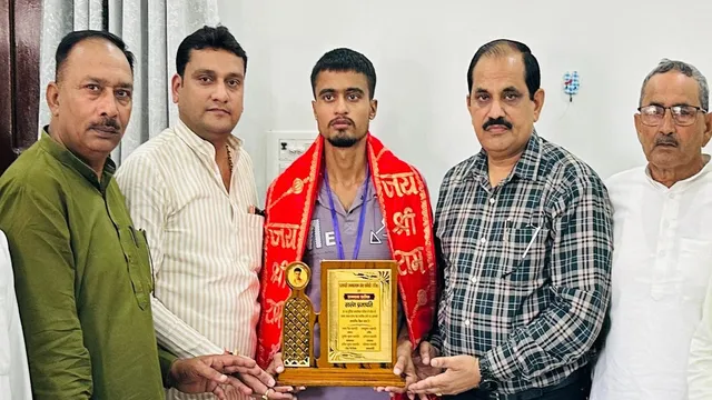 UP कांस्टेबल भर्ती में प्रदेश में प्रथम रहे सारंग प्रजापति, बागपत में किया सम्मानित 
