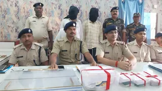 पुलिस ने इस मामले में दो और आरोपियों को गिरफ्तार करते हुए करीब 24 लाख रुपये मूल्य के लूटे गए सोने-चांदी के आभूषण बरामद किए हैं।