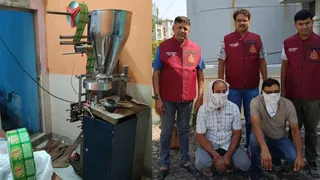 नकली ईनो और फेविक्विक बनाने वाले गिरफ्तार। फोटो: जागरण