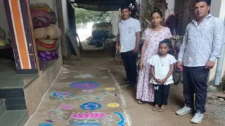 धमनार गांव में हर घर के बाहर बनती है रंगोली। (फोटो- जागरण)