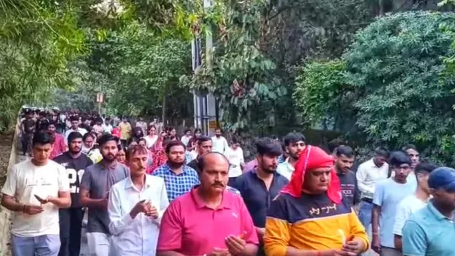 गाजियाबाद में रुद्र कुमार को नम आंखों से श्रद्धांजलि, अभिभावकों ने निकाला कैंडल मार्च
