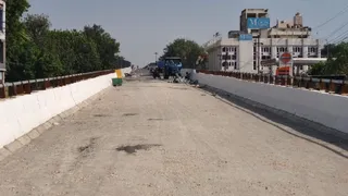 सुहाग नगर चैराहे के निकट निर्माणाधीन फ्लाई ओवर