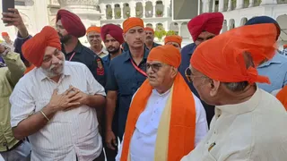 तख्त श्री हरिमंदिर जी में दर्शन करते पंजाब के राज्यपाल। जागरण