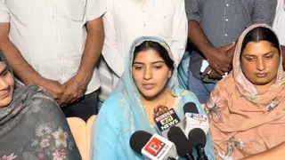जग्गू भगवानपुरिया की पत्नी अमनदीप कौर मीडिया से बातचीत करते हुए।