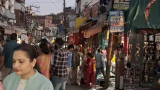 जम्मू में त्योहारों की खरीदारी के साथ शादी की तैयारियों में जुटे लोग।