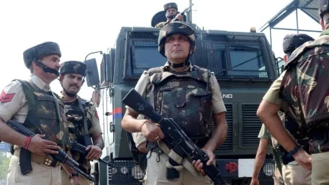 जम्मू के बाजारों में दशहरे पर कड़ी सुरक्षा, चप्पे-चप्पे पर पुलिस की नजर; रघुनाथ बाजार, पुरानी मंडी में बढ़ाई गश्त