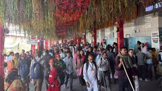 मां के दिव्य दर्शनों के लिए उमड़ी श्रद्धालुओं की भीड़। फोटो: जागरण