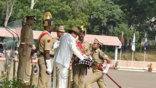 उत्तराखंड के पूर्व डीजीपी अशोक कुमार की बेटी कुहू गर्ग को स्वार्ड ऑफ ऑनर प्राप्त करती हुई