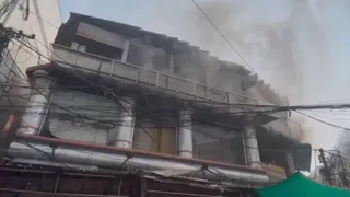 हैदराबाद के मदीना मार्केट की कपड़ा दुकान में लगी आग(फोटो: एएनआई)