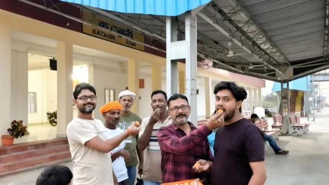 अंबेडकरनगर के कटेहरी रेलवे स्टेशन पर 7 साल बाद शुरू हुआ ट्रेनों का ठहराव, लोगों ने बांटे लड्डू

