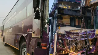 यमुना एक्सप्रेसवे पर हादसाग्रस्त बस।