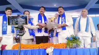 पश्चिमी उत्तर प्रदेश प्रभारी मुनकाद अली का स्वागत करते शिकारपुर विधानसभा प्रत्याशी मुकेश पंडित स्वागत करते हुए। जागरण कार्यक्रम में पधारे कार्यकर्ता।