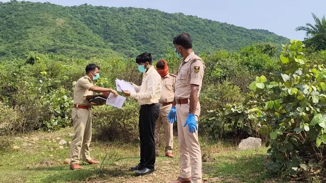 मुंगेर में पहाड़ की तराई में गमछे से बंधा मिला युवक का शव, हत्या कर फेंके जाने की आशंका