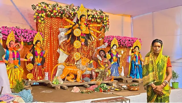 लाल पाड़ की साड़ी पहनकर पुरुष करते हैं चंडी पाठ, जानिए स्वप्नादेश से शुरू हुई इस पूजा का रहस्य
