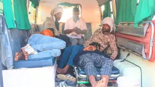 सड़क हादसे में घायल व्यक्ति को जिला अस्पताल लेकर जाती सरकारी एंबुलेंस। सौः स्वयं