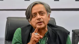 नवी पिल्लई के नोबेल सम्मान पर शशि थरूर ने सरकार को घेरा