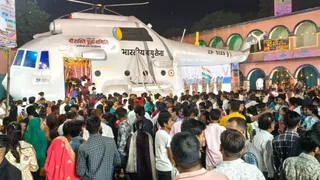 सीतामढ़ी शहर के एतिहासिक पुनौराधाम चौक (पुंडरीक क्षेत्र) पर मां शक्ति पूजा समिति की ओर से वायुसेना के विमान की शक्ल में बनाए गए पंडाल में मां दुर्गा का दर्शन पूजन के लिए उमड़े श्रद्धालु।