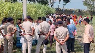 घटना स्थल पर जुटी स्थानीय लोगों की भीड़।