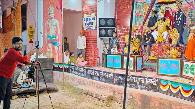 UP के कस्बे की रामलीला हुई ग्लोबल! YouTube पर LIVE दिखा रहे बंटी; सात समंदर पार गूंज रहे जय श्रीराम के जयकारे 
