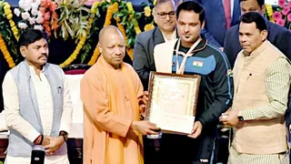 मेरठ में पैरा खिलाड़ी दीपेंद्र सिंह को सम्मानित करते सीएम योगी आदित्य नाथ। आर्काइव : सौ. स्वयं