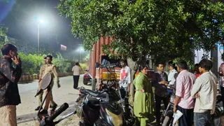हादसे के बाद मौके पर जुटी भीड़।