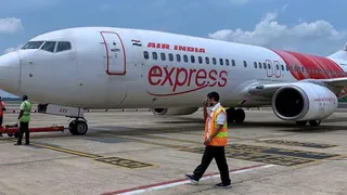 एअर इंडिया एक्सप्रेस के विमान से टकराया पक्षी।