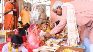 राम मंदिर में कन्याओं को प्रसाद वितरित करते ट्रस्टी कृष्णमोहन : ट्रस्ट