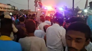 घटना स्थल पर जुटी भीड़।