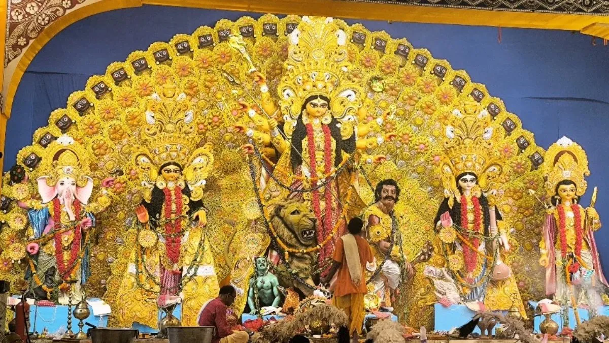 Bhagalpur Jubak Sangh Durga Puja Why Only Kishore Kumar Songs Play (1)