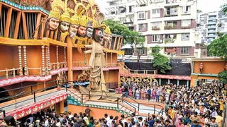विश्वरूपा विश्वरूपिणी थीम पर सजा कोलकता का चेतला अग्रणी दुर्गा पूजा पंडाल।