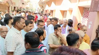 घटना के बाद मौके पर मौजूद लोग। फोटो जागरण