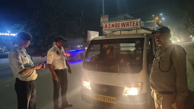 हापुड़ दशहरा मेले में उमड़ा जनसैलाब, सुरक्षा में तैनात रहे पुलिसकर्मी, CCTV से संदिग्धों पर रखी निगरानी
